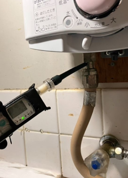 本体交換後にガス検知器を使ってガス漏れをチェック
