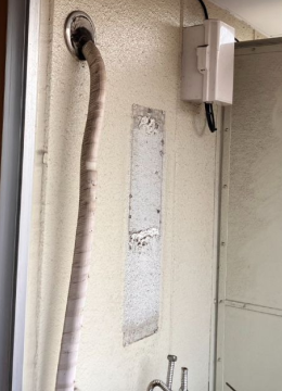 マンションの給湯器交換。古い給湯器を撤去した状態