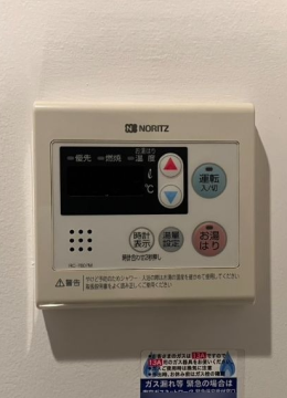 キッチンに設置されている交換前の古い給湯器リモコン