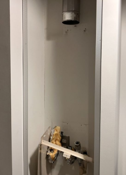 古い給湯器を撤去した状態
