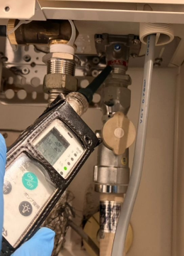 ガス漏れが起きていないか検知器でチェック中
