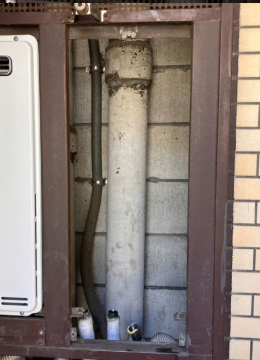 既設給湯器を撤去したPS枠内の様子